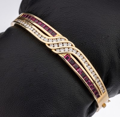 14 kt Gold Brillant-Rubin-Armreif, GG 585/000, qualitätvolle Verarbeitung, 41 Brillanten zus. ca. 1.10 ct Weiss/si, 22 Rubin-Carrees zus. ca. 1.00 ...