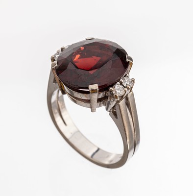 18 kt Gold Granat-Brillant-Ring, WG 750/ 000, mittig ovalfacett. Granat ca. 6.00 ct, 4 Brillanten zus. ca. 0.20 ct feines Weiß/vs, RW 54, ca. 8.8 g