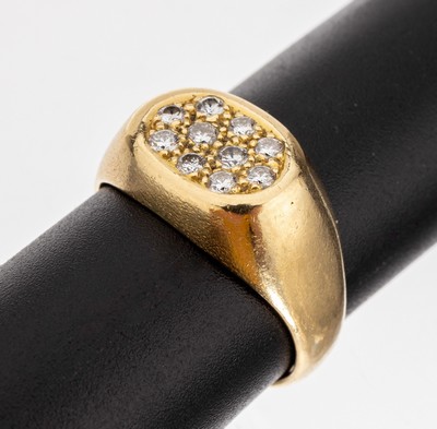 18 kt Gold Brillant-Ring, GG 750/000, ovaler Ringkopf, 10 Brillanten zus. ca. 0.32 ct feines Weiß/vs-si, RW 58, ca. 7.6 g, Meistermarke unged.