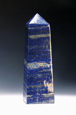 Großer Obelisk aus Lapislazuli, Afghanistan, horizontale Pyrit- und Calcitverläufe, ca. 8 kg, H. 33,5 cm