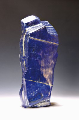 Großer Lapislazuli in Freiform, Afghanistan , unregelmäßige Form mit Vor- und Rücksprüngen, Calcit- und Pyriteinschlüsse, ca. 17 kg, H. 46 cm