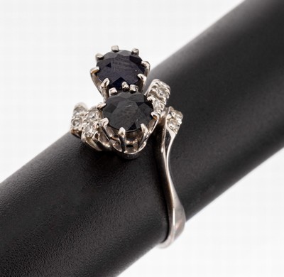 14 kt Gold Saphir-Diamant-Ring, WG 585/000 gepr., 2 erhaben gefasste rundfacett. Saphire zus. ca. 0.40 ct, 10 8/8-Diamanten zus. ca. 0.10 ct ...
