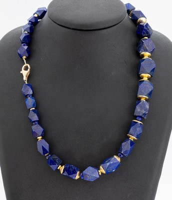 Lapislazuli-Collier, Silber verg., im Verlauf facett. Lapislazuli-Würfel, Zwischenglieder strukt., L. ca. 48.5 cm, Karabinerschließe