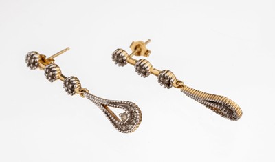 Paar 14 kt Gold Brillant-Ohrstecker, GG/WG 585/000, länglich bewegl., kl. Brillanten, ca.3.7 g