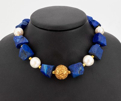 Lapislazuli-Perl-Collier, 925er Silber verg., im Wechsel Lapislazuli-Rohsteine und Süsswasserzuchtperlen, D. ca. 12-13 mm, Mittelteil durchbrochen ...