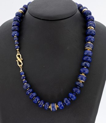 Lapislazuli-Collier, Silber verg., im Verlauf facett. Lapislazulirondelle, Zwischenglieder, L. ca. 47 cm, S-Schließe