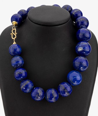 Lapislazuli-Collier, im Verlauf LapislazuliKugeln, D. ca. 21-26 mm, L. ca. 48 cm, S-Schliesse Silber verg.