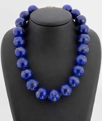 Lapislazuli-Collier, im Verlauf Lapislazuli-Kugeln, 18-21 mm, L. ca. 47 cm, S-Schließe verg.
