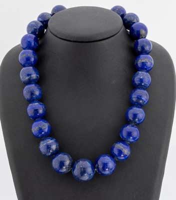 Lapislazuli-Collier, im Verlauf Lapislazuli-Kugeln, D. ca. 17.6-21.9 mm, L. ca. 47 cm, S-Schließe verg.