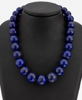 Lapislazuli-Collier, im Verlauf Lapislazuli-Kugeln, D. ca. 11.7-18.4 mm, S-Schliesse Silber verg., L. ca. 45 cm