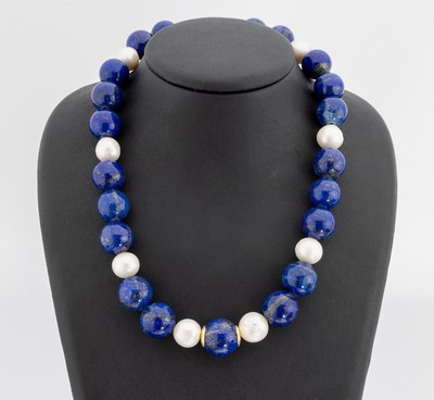 Lapislazuli-Perl-Collier, im Verlauf Lapislazuli-Kugeln, D. ca. 14.6 - 17.7 mm, Süßwasserzuchtperlen als Zwischenglieder, D. ca. 12-13 mm, L. ca. ...