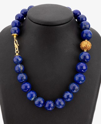 Lapislazuli-Collier, im Verlauf Lapislazuli-Kugeln, D. ca. 14.9-17.5 mm, Mittelteil durchbrochen gearbeitete Kugel, verg., L. ca. 46.5 cm, ...