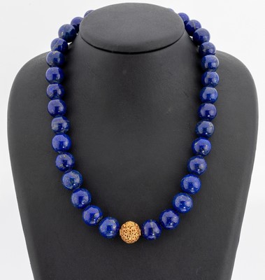 Lapislazuli-Collier, im Verlauf Lapislazuli-Kugeln, D. ca. 11.3-13.9 mm, Mittelteil durchbrochen gearbeitete Kugel, verg., L. ca. 46 cm, S-Schließe ...