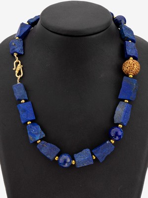 Lapislazuli-Collier, im Verlauf Lapislazuli-Rohsteine in versch. Grössen und Formen, 4 pol. Kugeln, Mittelteil durchbrochen gearbeitete Kugel, ...