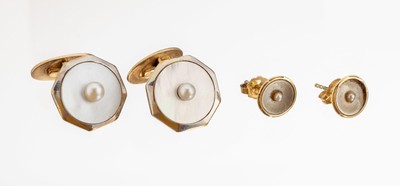 14 kt Gold Zuchtperl-Konvolut, GG 585/000, best. aus: Paar Ohrstecker und Manschetten- knöpfe, jeweils eine Perlmuttscheibe und weisseZuchtperle, ...