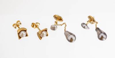2 Paar 18 kt Gold Süsswasserzuchtperl Ohrstecker, GG 750/000, 1 x weisse Zuchtperle, 1x graue Zuchtperle, Abhängung abnehmbar, ca. 5.8 g