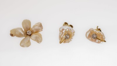 14 kt Gold Zuchtperl-Schmuckset, GG 585/000, best. aus: Brosche und Paar Ohrstecker, barocke Zuchtperlen, jeweils 1 Altschliffdiamant, ca. 6.0 g