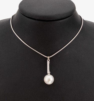 18 kt Gold Brillant-Perl-Anhänger, WG 750/000, länglich, 10 Brillanten zus. ca. 0.10ct Weiss/si, 1 abnehmbare Südseezuchtperle, D. ca. 11.9 mm, ...