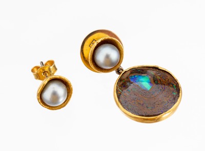 Paar 18 kt Gold Zuchtperl Ohrstecker, mit 1x Einhänger, GG 750/000, 2 graue Zuchtperlen,ein Boulderopaleinhänger, ca. 7.0 g