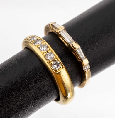 Konvolut 2 Diamanten-Ringe, best. aus: 1 x GG 900/000, 6 Brillanten zus. ca. 0.28 ct Weiss/si, RW 51, ca. 6.3 g, 1x GG 585/000, 2 Brillanten und 3 ...