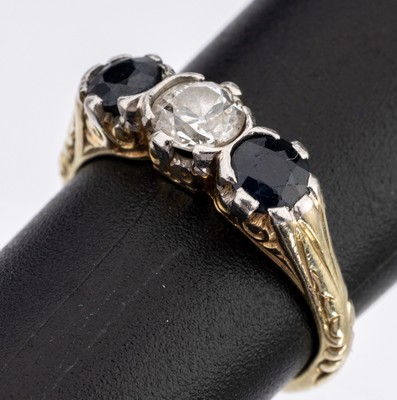 14 kt Gold Jugendstil Saphir Diamant Ring, um 1900/10, GG 585/000, schauseitig Platin, Altschliffdiamant ca. 0.35 ct l.get.Weiß/p, umgeben von 2 ...