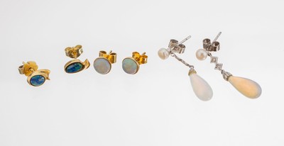 Konvolut 3 Paar Opal-Ohrstecker, 1x GG 750/000, 2 Opalcabochons zus. ca. 1.10 ct, 1x WG 750/000, 2 kl. Perlchen, 4 Diamantrosen,2 bewegl. ...