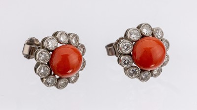 Paar 18 kt Gold Jugendstil Korallen-Brillant- Ohrstecker, um 1910, WG 750/000, 2 Korallencabochons, umgeben von insg. 20 Brillanten zus. ca. 0.80 ct ...