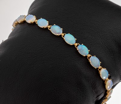 14 kt Gold Opal-Armband, GG 585/000, 19 ovale Opalcabochons zus. ca. 11.0 ct, L. ca. 18 cm, Kastenschloss mit Sicherheitsacht und -kettchen, ca. 7.1 ...
