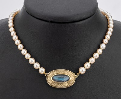 14 kt Gold Labradorith Schliesse an Zuchtperl- collier, deutsch 1960er Jahre, GG 585/000, ovaler Labradorithcabochon ca. 8.00 ct, feine ...