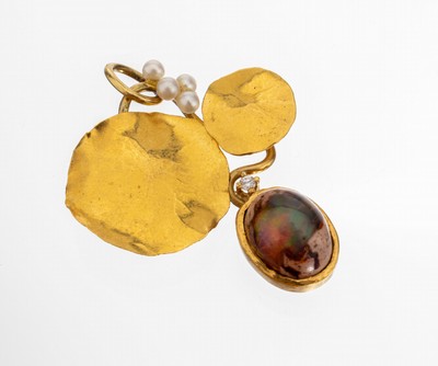 18 kt Gold Boulderopal-Zuchtperl-Anhänger, GG 750/000, florale Gestaltung, Treibarbeit, ovaler Boulderopalcabochon ca. 15.0 ct, 1 kl. Diamant ca. ...