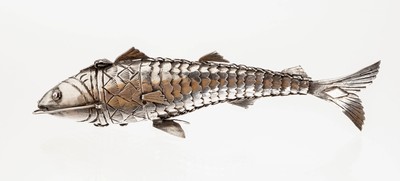 Grosser Duftfisch, Silber gepr., in sich bewegl., Kopf öffenbar mit Sicherheitsbügel, teilw. grav., L. ca. 13 cm