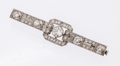 Platin Art Deco Diamant Brosche, um 1920, Pt (gepr.), mittig Altschliffdiamant ca. 0.30 ct Weiss/p, 4 Altschliffdiamanten zus. ca. 0.28ct Weiss/p, ...