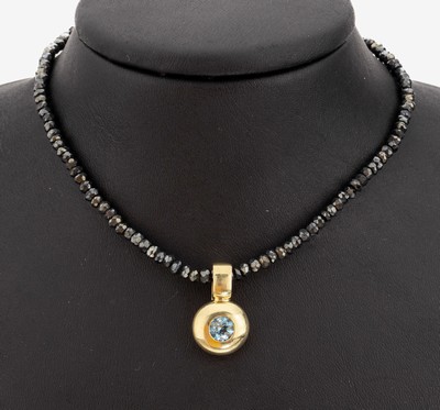 14 kt Gold Topas-Clipanhänger an Spinell -Collier, GG 585/000, schlicht, rundfacett.Blautopas (beh.), Collier aus facett. schwarzen Spinellen, L. ...