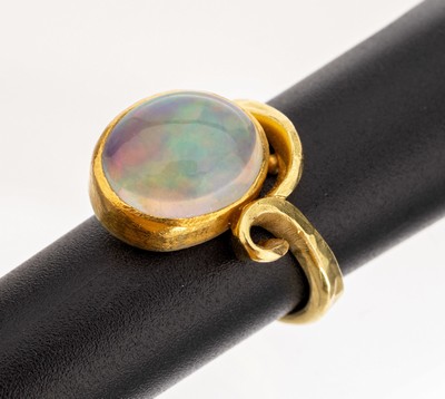 18 kt Gold Opal-Ring, GG 750/000, ovaler Opal-Cabochon ca. 3.0 ct, verbödet, mit überwiegend rot-blauem Farbspiel, ca. 6.2 g, RW 46