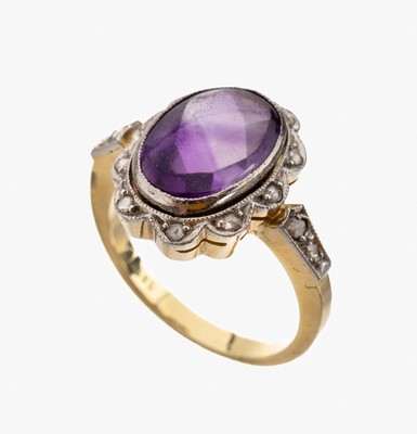 14 kt Gold Amethyst-Diamant-Ring, GG 585/000 und Platin, 1920er Jahre, ovaler Amethyst im Bufftop-Schliff ca. 2.0 ct, 14 Diamantrosen zus. ca. 0.08 ...