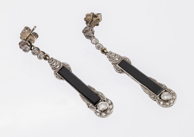 Paar Platin Diamant-Onyx-Ohrgehänge, Platingepr., um 1910, 2 Onyxstäbe, 8 Altschliffdiamanten und 24 Diamantrosen zus. ca. 0.50 ct ...