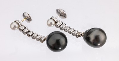Paar Diamant-Perl-Ohrgehänge, WG 585/000 und Platin gepr., Mittelteil um 1920, mit 10 Altschliffdiamanten und 2 8/8-Diamanten zus. ca. 0.30 ct ...