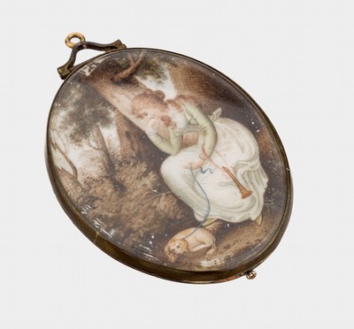 Medaillon-Anhänger mit Miniaturmalerei, Metall, wohl Frankreich um 1890, oval, Front mit Gouachemalerei, Darstellung einer jungen Dame im Wald mit ...