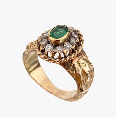 8 kt Gold Smaragd-Diamant-Ring, GG 333/000 gepr., um 1900, ovalfacett. Smaragd ca. 0.35 ct, 10 Altschliffdiamanten zus. ca. 0.20 ct l.get.Weiss/p, ...