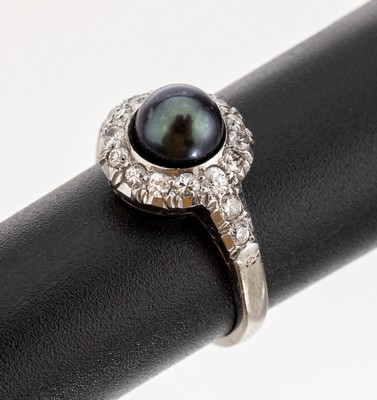 14 kt Gold Perl-Diamant-Ring, WG 585/000, mittig dunkelgraue Zuchtperle D. ca. 6.2 mm, Brillanten und 8/8-Diamanten zus. ca. 0.38 ct ...
