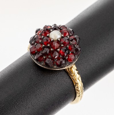 14 kt Gold Granat-Ring, um 1900, GG 585/000 gepr., runder Ringkopf mit rundfacett.Granaten, mittig kl. Perle, RW 53, ca. 3.7 g