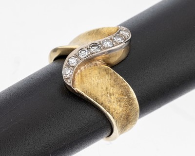 14 kt Gold Diamant-Ring, GG 585/000, 1950erJahre, Oberfläche strukturiert, 7 in WG gefasste 8/8-Diamanten zus. ca. 0.20 ct feinesWeiss-Weiss/si, RW ...
