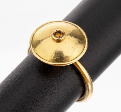 18 kt Gold Brillant-Ring, GG 750/000, runder Ringkopf, mittig Brillant ca. 0.06 ct Braun(beh.)/si, RW 54, ca. 5.6 g