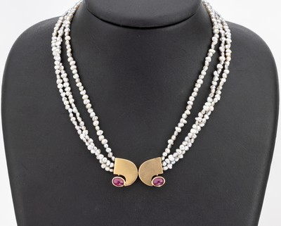 Zuchtperl-Collier mit 18 kt Gold Rubin -Schließe, GG 750/000, Steckschließe mit 2 ovalen Rubin-Cabochons, 3-rhg. unrunde silbergraue ...