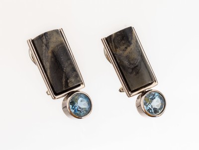 Paar 18 kt Gold Aquamarin-Jaspis-Ohrclips, WG 750/000, schlichte Gestaltung, 2 halbrunde Jaspis-Stäbe, 2 rundfacett. Aquamarine, ca. 10.9 g