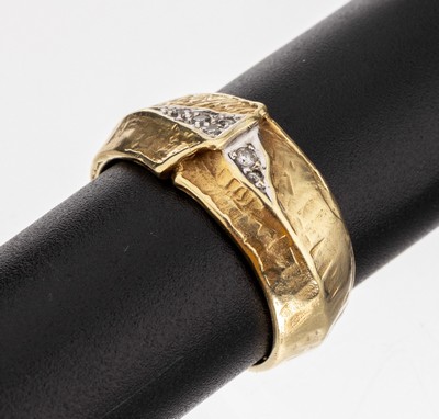 14 kt Gold Brillant-Ring, GG 585/000, Oberfläche strukturiert, 6 kl. in WG gefasste Brillanten, RW 57, ca. 6.6 g
