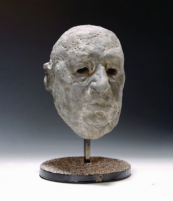 Brigitte Kratochwil-Hardt, Hitchcock, Betonguss, von 1978, H. ca. 24cm, aufgeständert, Gesamth. ca. 30cm