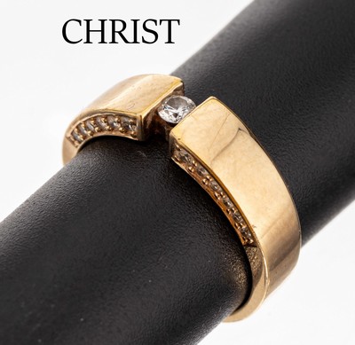 8 kt Gold CHRIST Diamant Ring, GG 333/000, Spannringoptik, Brillant ca. 0.07 ct Weiss/p, Ringschultern seitl. bes. mit 24 Brillanten zus. ca. 0.16 ...