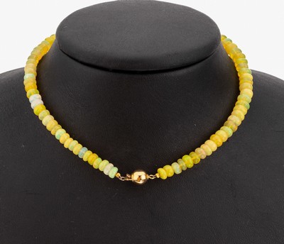 Opal-Collier mit 18 kt Gold Kugelschließe, GG 750/000, im Verlauf Opallinsen zus. ca. 89.00 ct, D. ca. 5 - 8 mm, L. ca. 47 cm