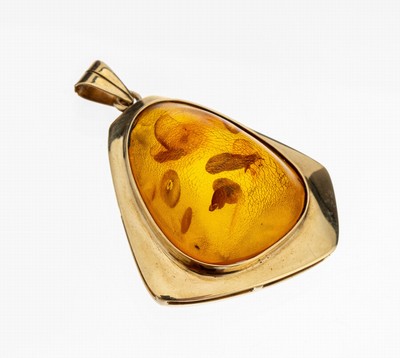 8 kt Gold Bernstein-Anhänger, GG 333/000, unrunder Bernstein-Cabochon, ca. 4.2 x 3 cm, ca. 5.9 g